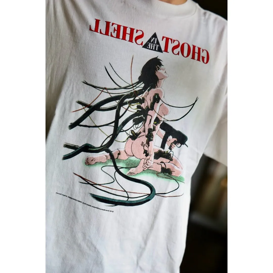 SAINT Mxxxxxx x GHOST IN THE SHELL ' GITS ' SS TEE/WHT Classic Big IP Ghost in the Shell co-branded Suzi Charge/Suzi Character TEE Off-white S-XL Cylindrical side seamless fabric 220g high gram weight OE yarn ⚠️Note: It is almost meaningless if it is not a cylindrical fabric Customized joint main mark/joint wash mark/little angel anti-counterfeiting label Original factory level printing factory Top purchasing agent level